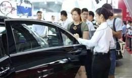 爆料渣女买车视频,豪车视频曝光，网友热议其真实面目