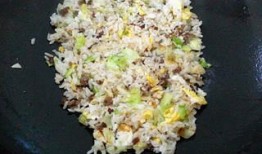 爆料牛肉炒饭视频,口感与营养并存，烹饪技巧大公开！